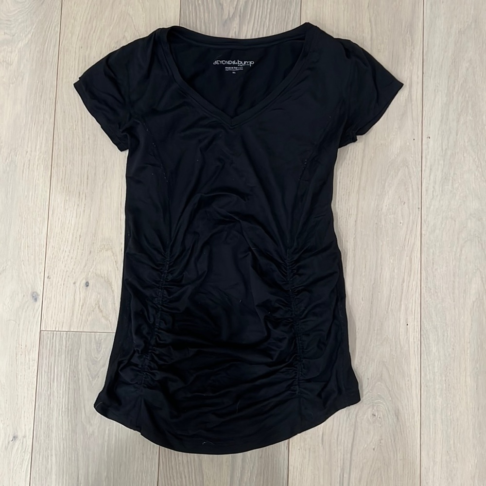 Beyond the Bump V-neck tee XS